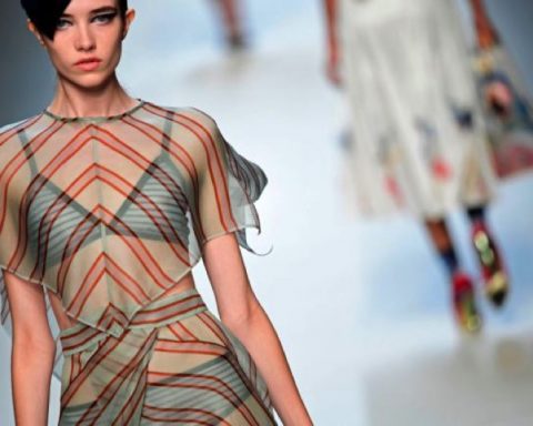 Milano Fashion Week 2018 - Sfilata Fendi - Modella con vestito trasparente