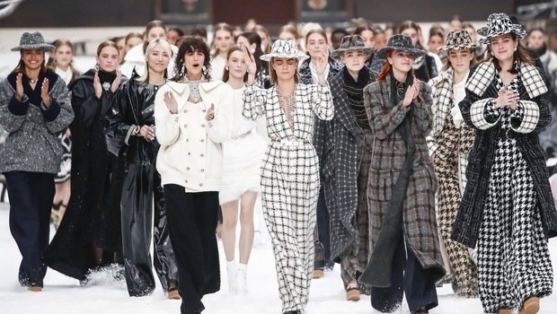 A Moment of Silence, a Standing Ovation and Plenty of Tears for Karl  Lagerfeld's Final Chanel Collection - Fashionista