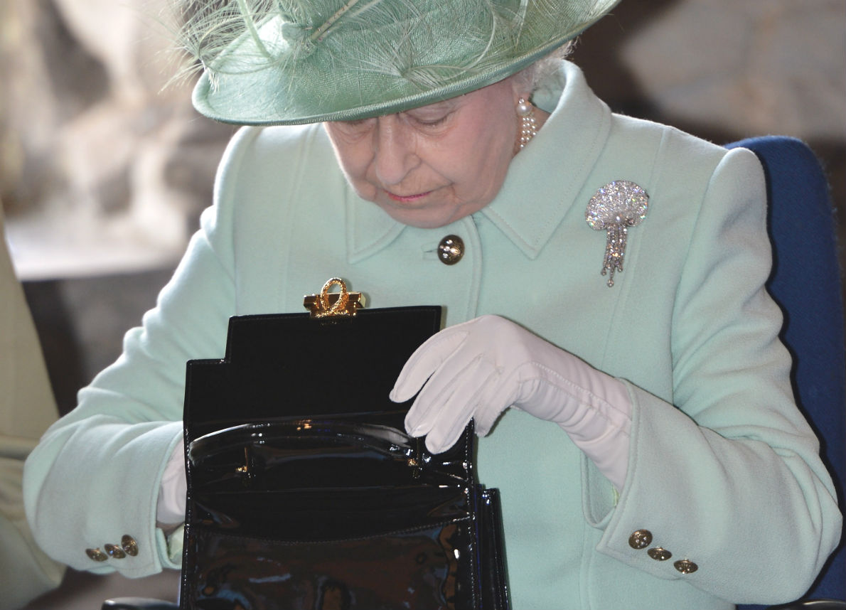 QUEEN ELIZABETH USE HER BAG TO COMMUNICATE WITH HER STAFF • MVC Magazine