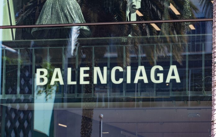 logo Balenciaga store