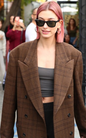 Hailey Bieber debuts pink Pink Highlights while leaving Nine one zero the same hair salon selena gomez attends in Los Angeles, CA
Pictured:
Ref: SPL5054801 110119 NON-EXCLUSIVE
Picture by: Pap Nation / SplashNews.com
Splash News and Pictures
Los Angeles: 310-821-2666
New York: 212-619-2666
London: 0207 644 7656
Milan: 02 4399 8577
photodesk@splashnews.com
World Rights