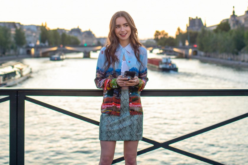 EMILY IN PARIS (L to R) LILY COLLINS as EMILY in episode 101 of EMILY IN PARIS. Cr. CAROLE BETHUEL/NETFLIX © 2020