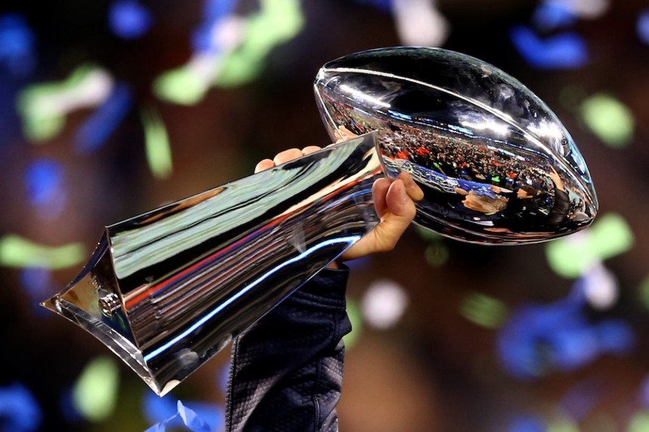 È il trofeo della NFL, la lega del più importante campionato di football americano. È la coppa che vince chi vince il Super Bowl. Si chiama così dal 1970, quando morì lo storico allenatore Vince Lombardi. Il trofeo è realizzato da Tiffany & Co.
(Elsa/Getty Images)